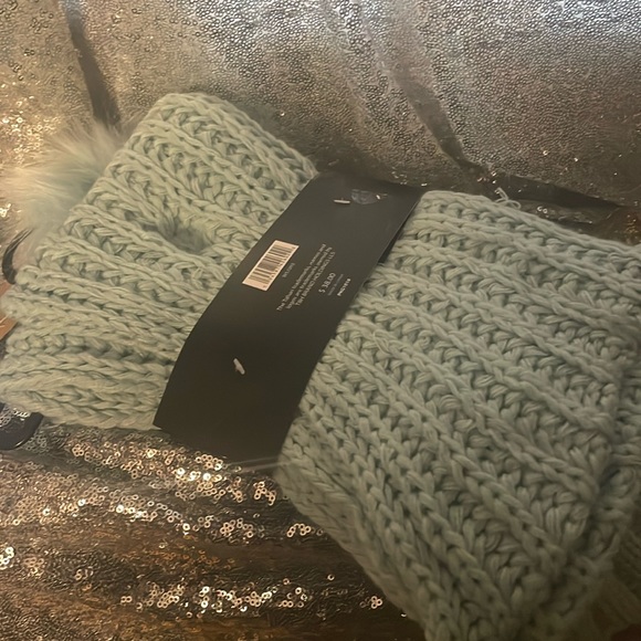 Tahari winter hat and scarf set NWT - Picture 2 of 3